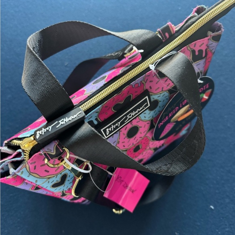 BETSEY JOHNSON donut 🍩 🩷🍩insulated lunch tote- zoom in for all the details!